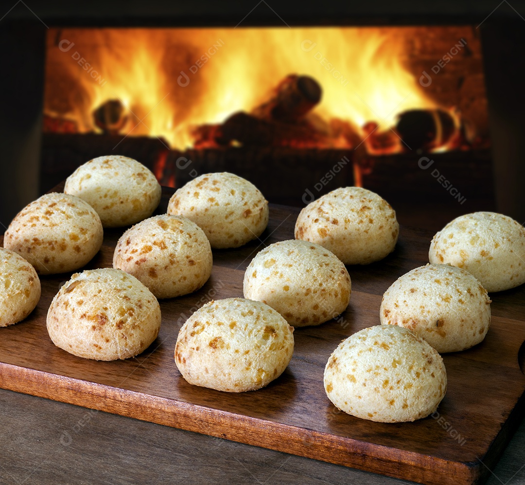 Pães de queijo na tabua de madeira