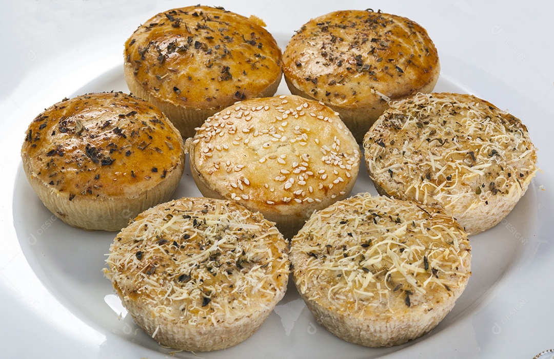 Empadas sobre um prato branco