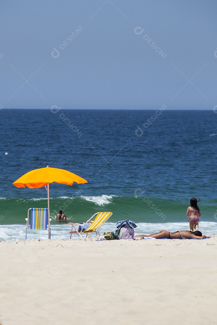 Pessoas se divertindo na praia