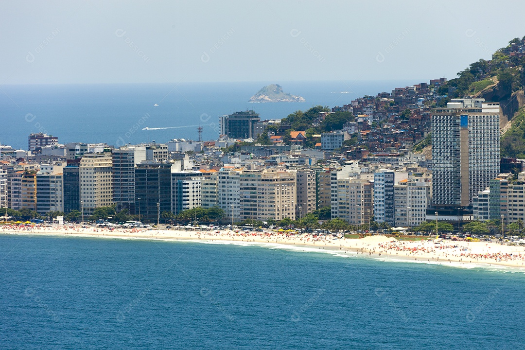 Praia de Copacabana com prédios da cidade de fundo