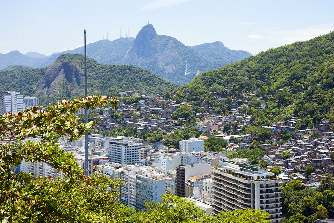 Contraste social prédios luxuosos e favela Corcovado ao fundo