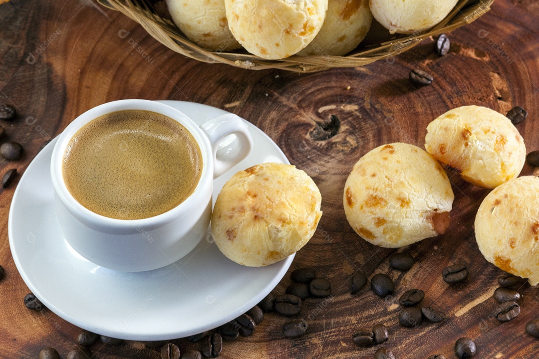 Pão de queijo com leite e café