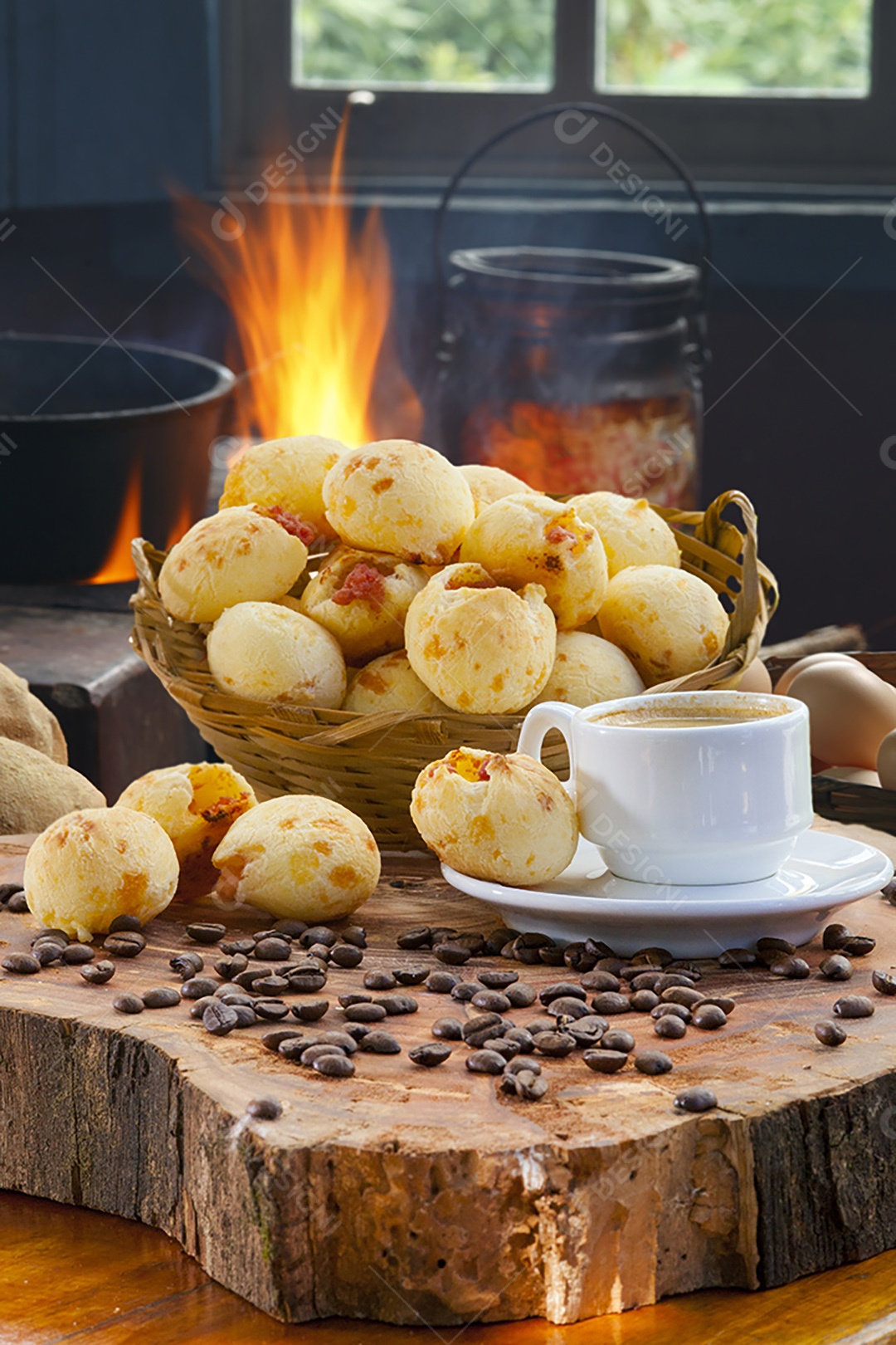 Pães de queijo em cima do fogão a lenha