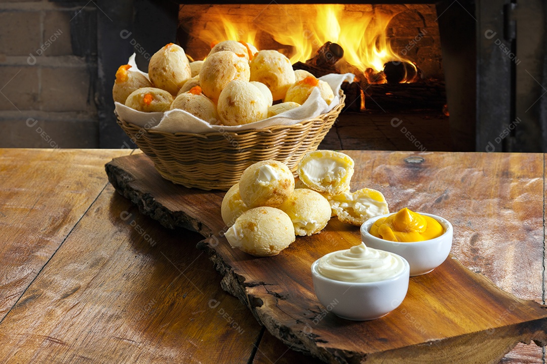 Pães de queijo numa cestinha de madeira com mais alguns bolos