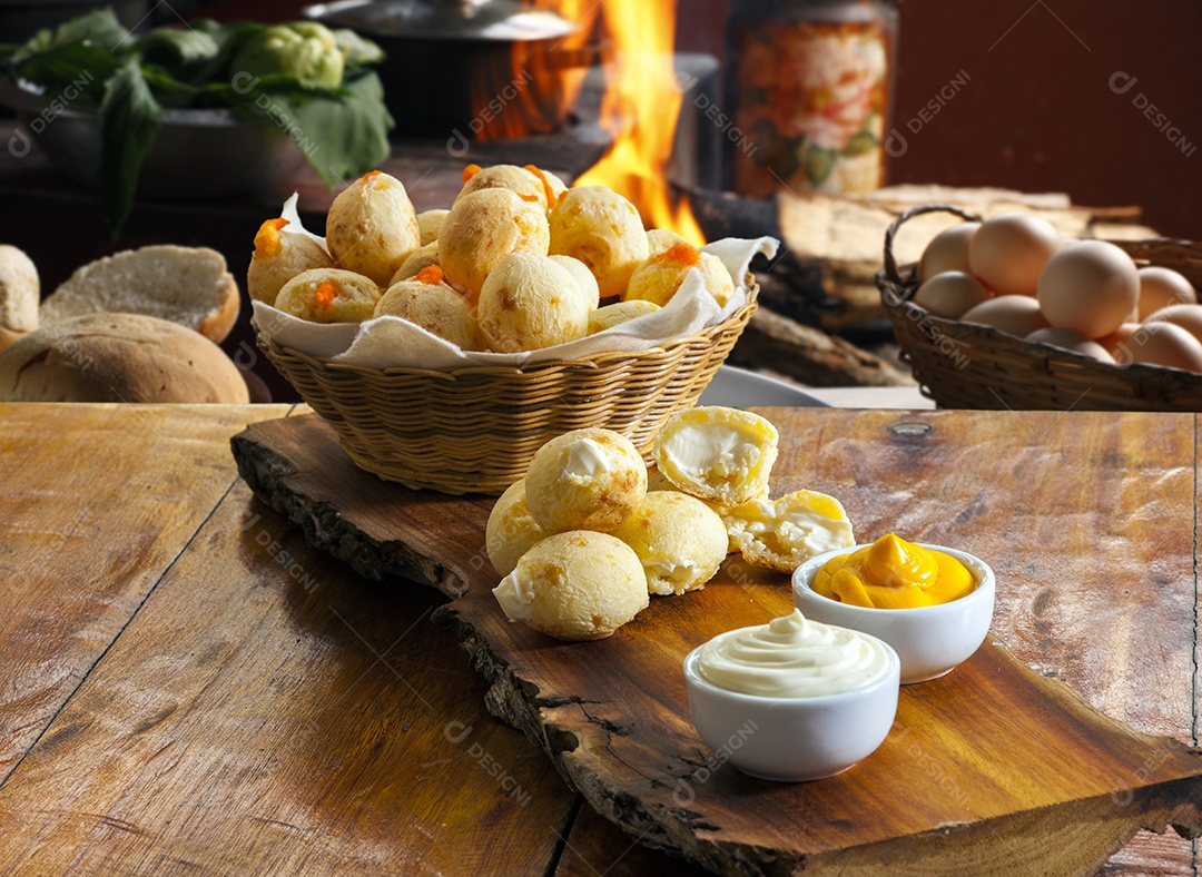 Pão de queijo em uma mesa madeira