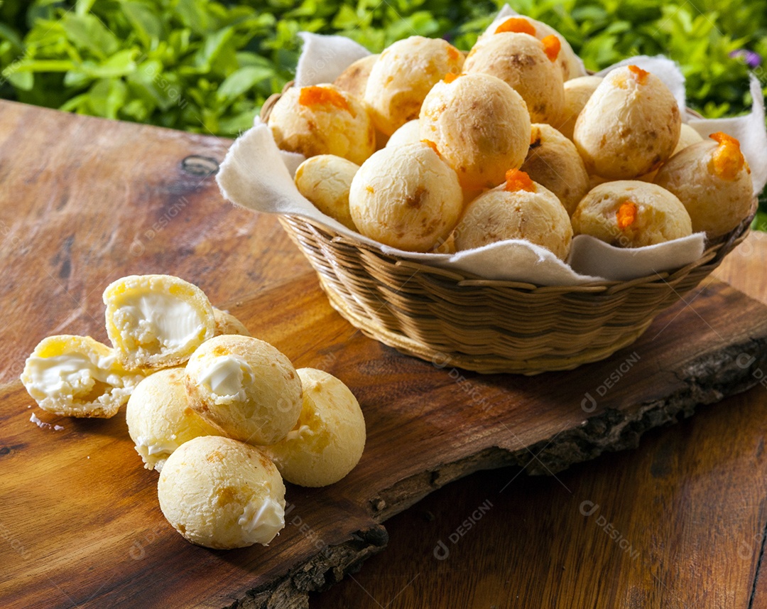 Pães de queijo recheados sobre mesa de madeira