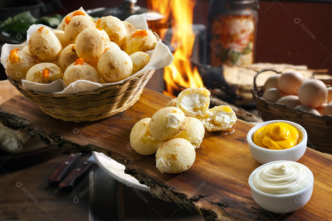 Pães de queijo com cheddar e catupiry