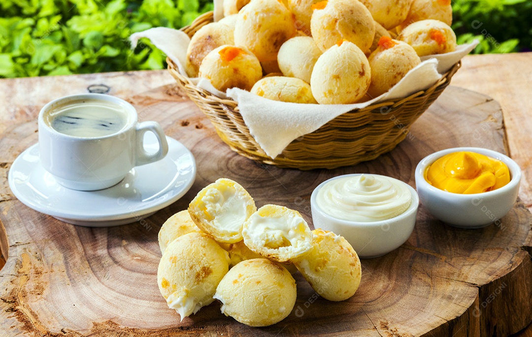 Pão de queijo recheados e café sobre mesa de madeira