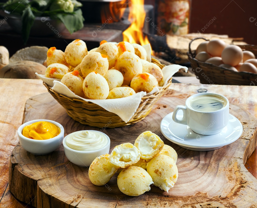 Pães de queijos recheado com cheddar e catupiry e café