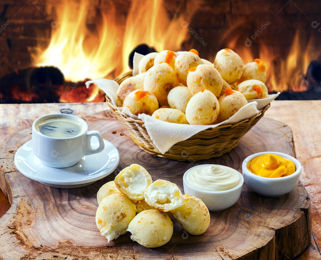 Deliciosos pão de queijo com catupiry e cheddar