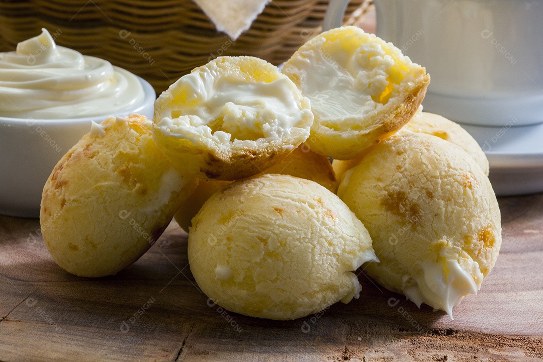 Pão de queijo com catupiry sobre mesa de madeira