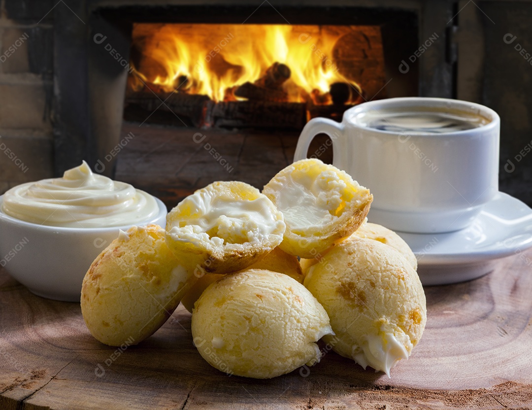 Pão de queijo com catupiry sobre mesa de madeira e café