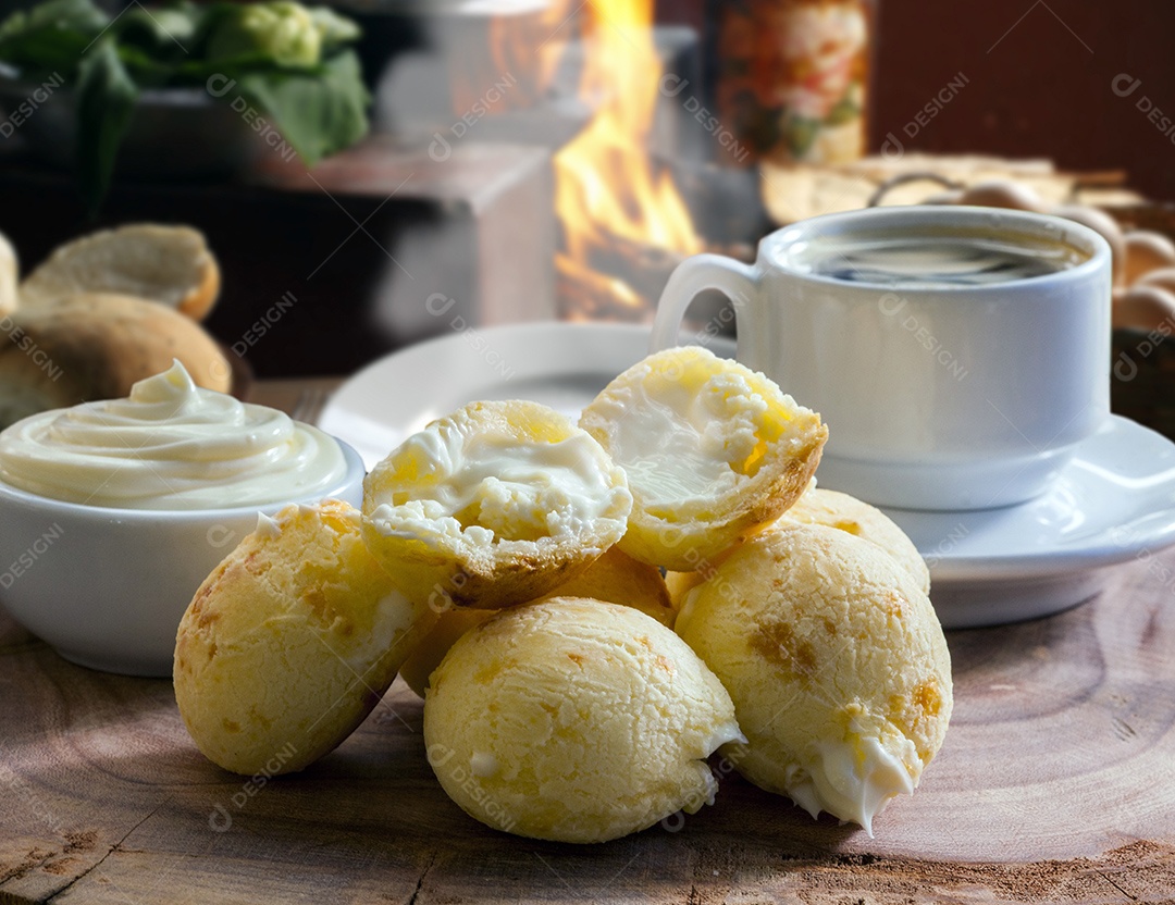 Pão de queijo recheado com catupiry sobre mesa e xícara de café
