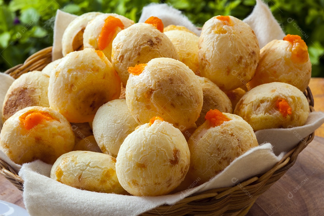 Pão de queijo recheado com cheddar