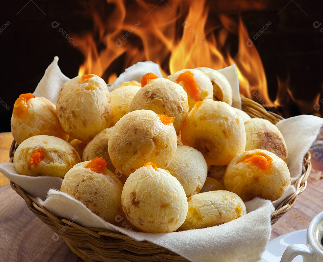 Pão de queijo com cheddar na cestinha