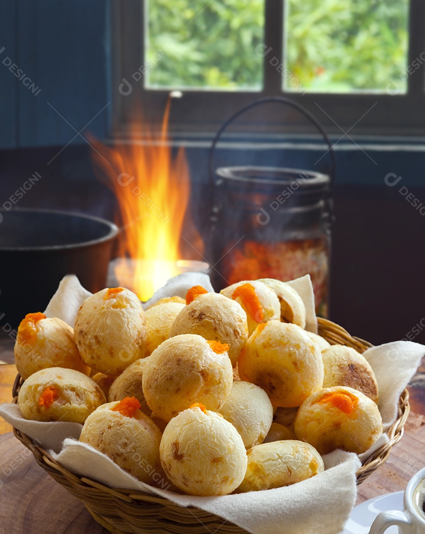 Pães de queijo com cheddar sobre fogão caipira