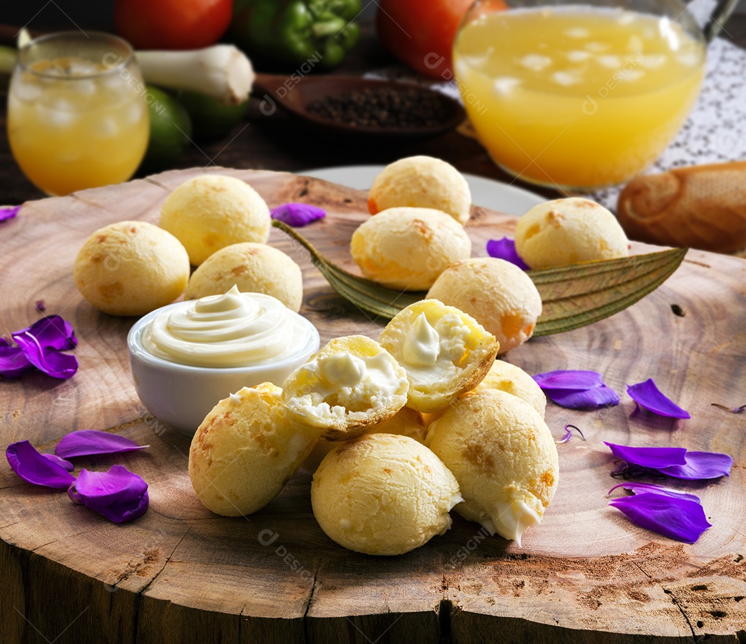 Pães de queijo com catupiry recheado sobre tabua de madeira