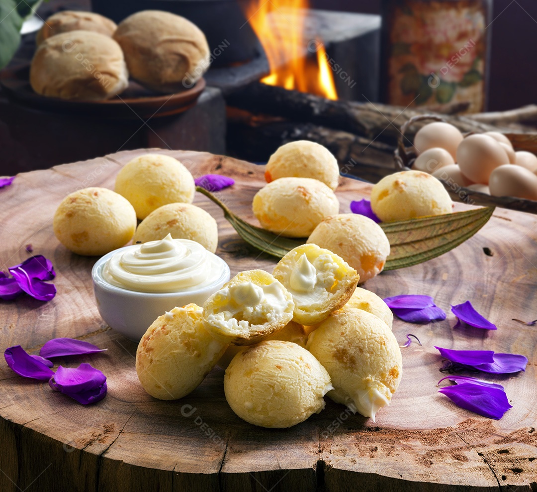 Pão de queijo com catupiry sobre mesa de madeira