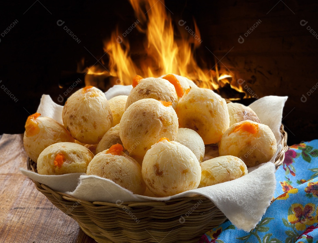 Cestinha de palha com pães de queijo com cheddar