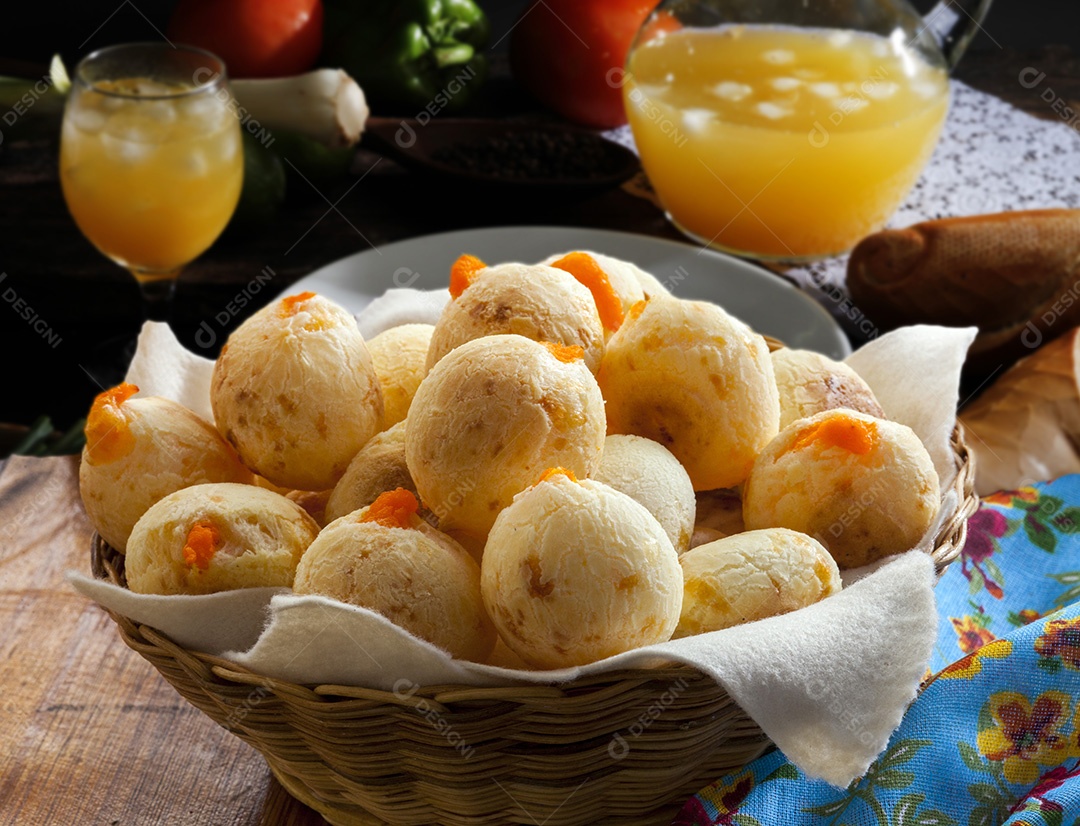 Pão de queijo com cheddar na cestinha e suco
