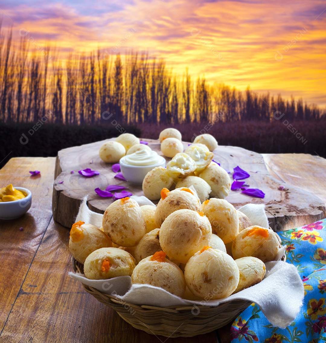 Pães de queijo tradicional recheado com cheddar