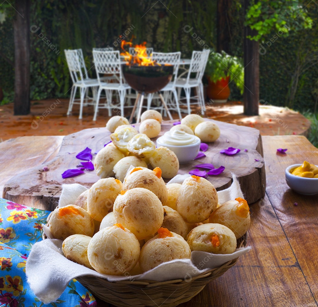 Pães de queijo com cheddar sobre mesa de madeira