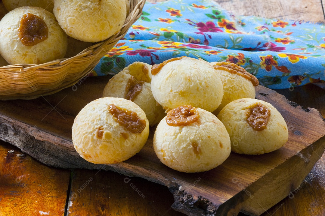 Pães de queijo com doce de leite