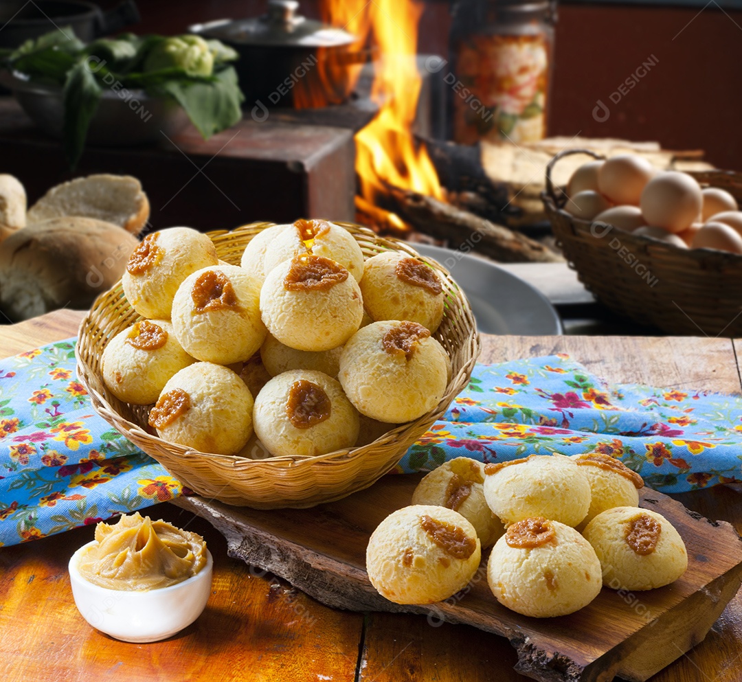 Pães de queijo recheados sobre mesa de madeira