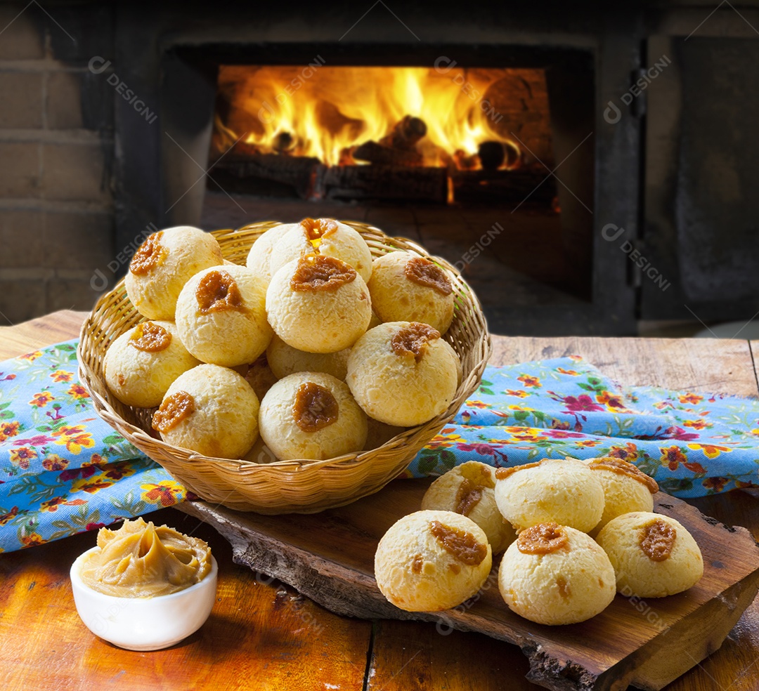 Pães de queijo deliciosos com doce de leite
