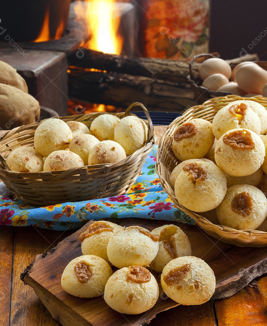 Pães de queijo com doce de leite