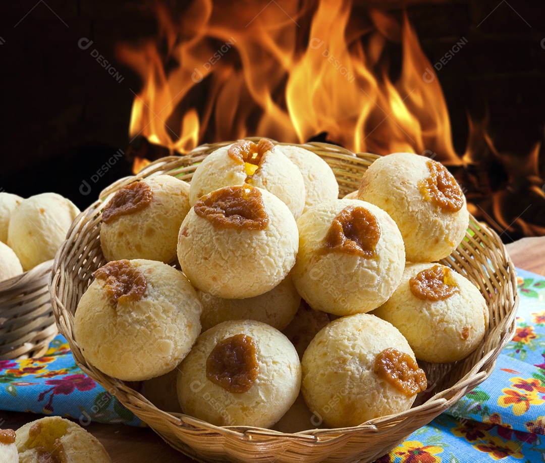 Pães de queijo com doce de leite