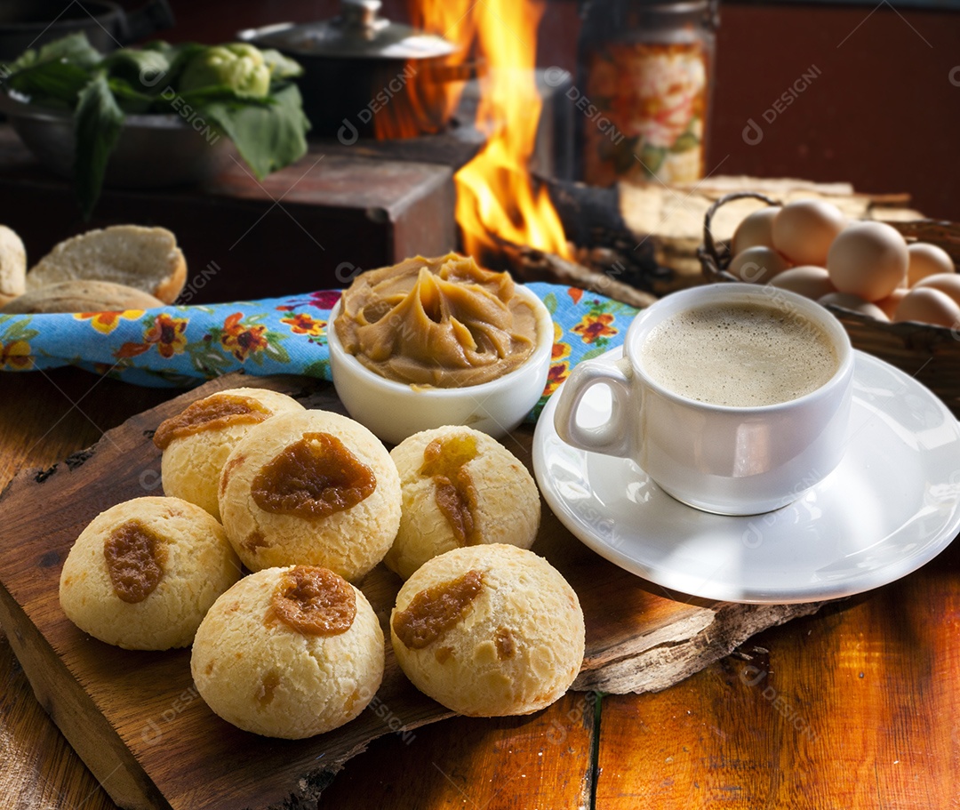 Pão de queijo com doce de leite e xicara de café