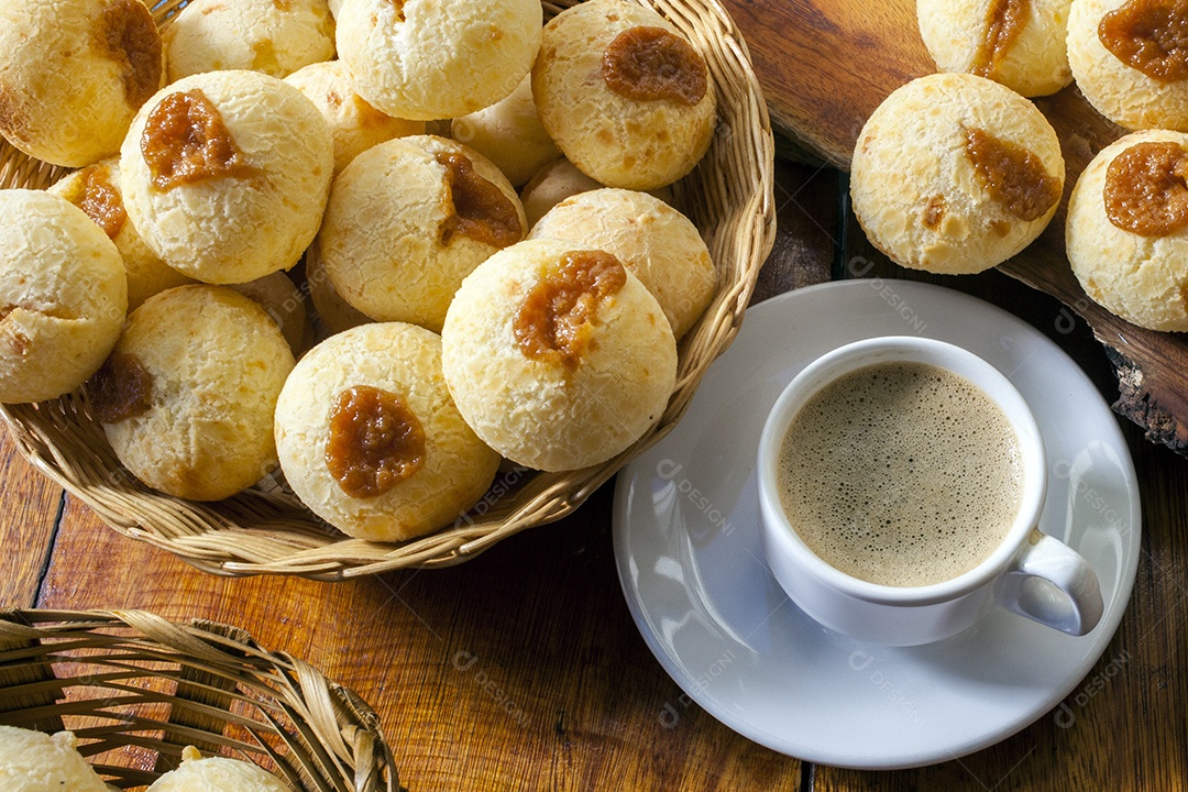 Pão de queijo com doce de leite e capuccino