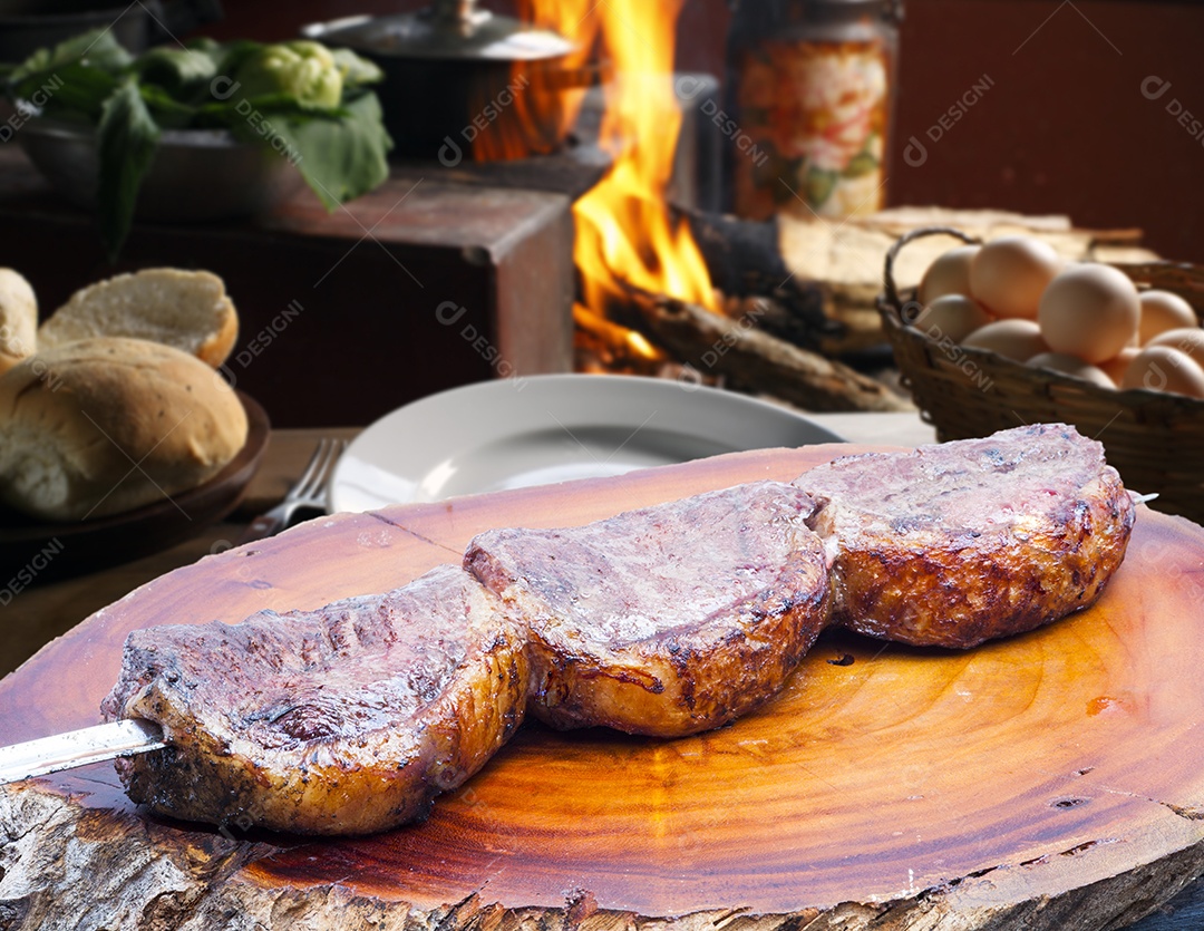 Espeto de picanha sobre tabua de madeira