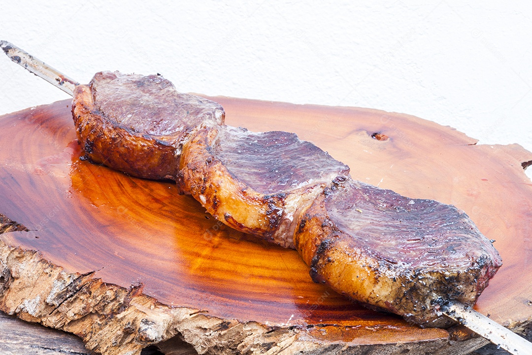 Espeto de picanha sobre tabua de madeira