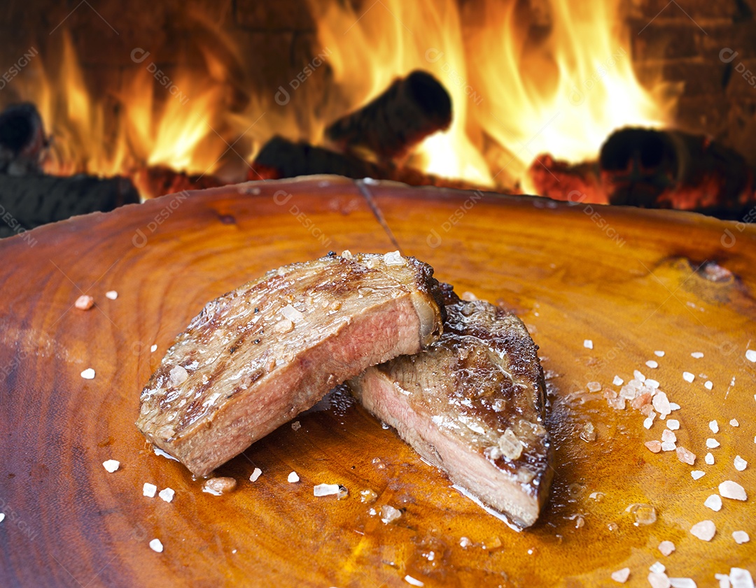 Carne assada sobre tabua de madeira