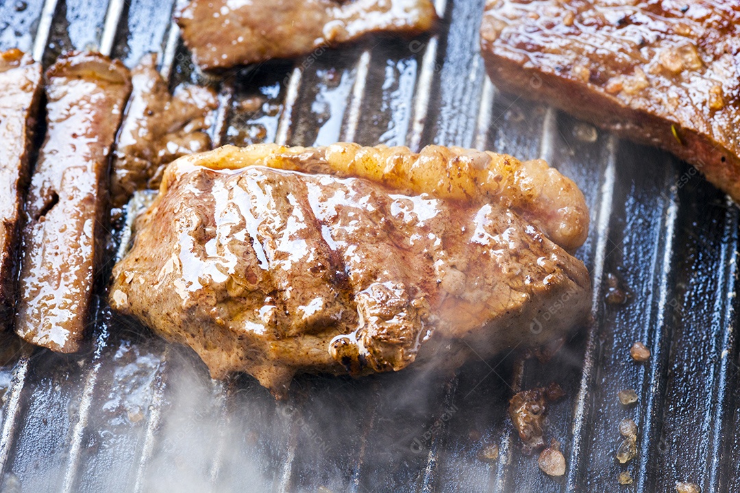 Carne na churrasqueira assando