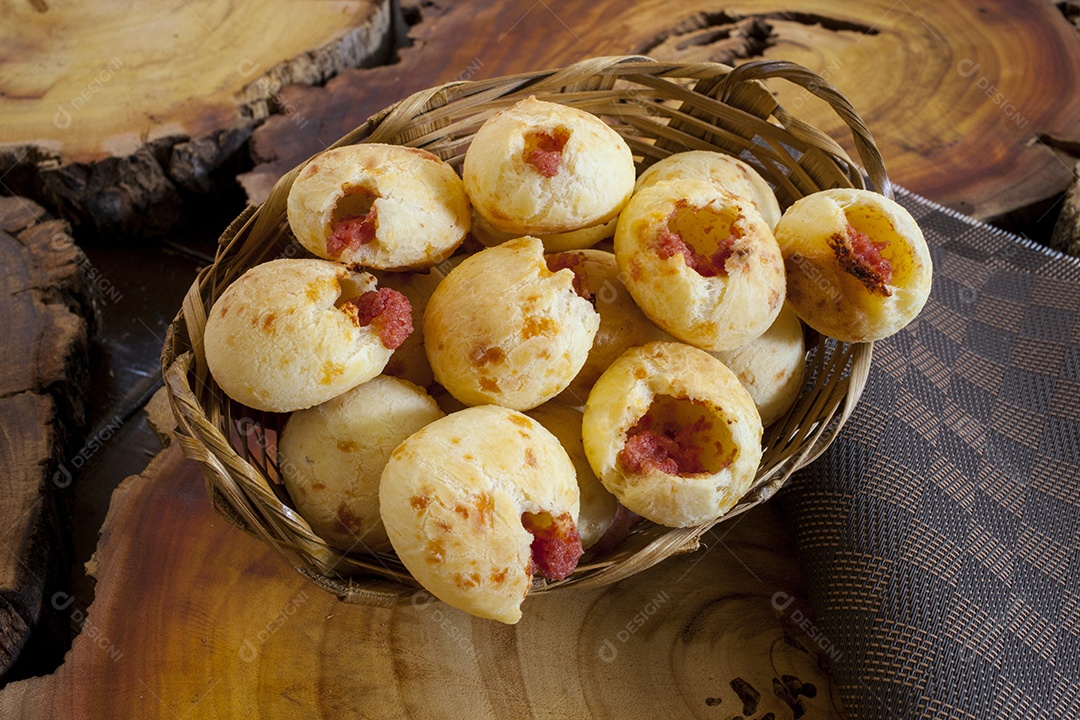 Pão de queijo sobre tabua