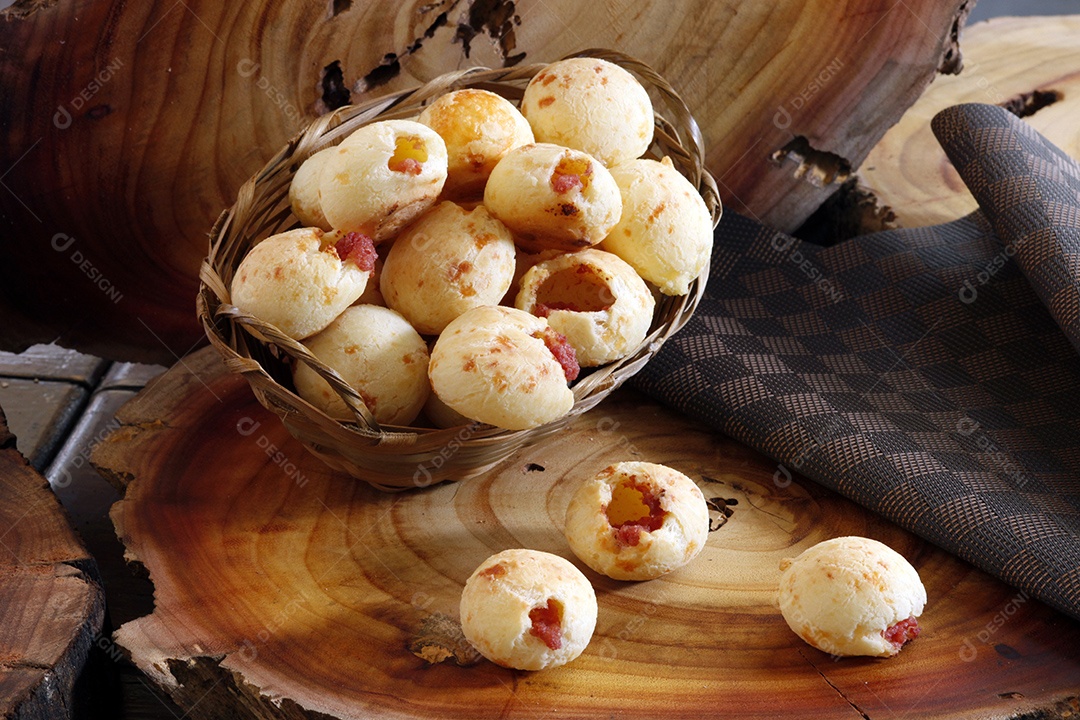Pão de queijo com calabresa sobre tabua de madeira