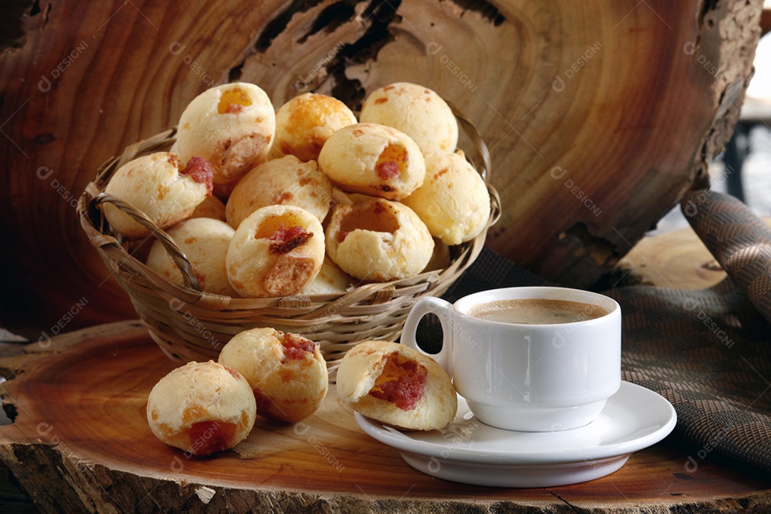 Pão de queijo com calabresa e capuccino