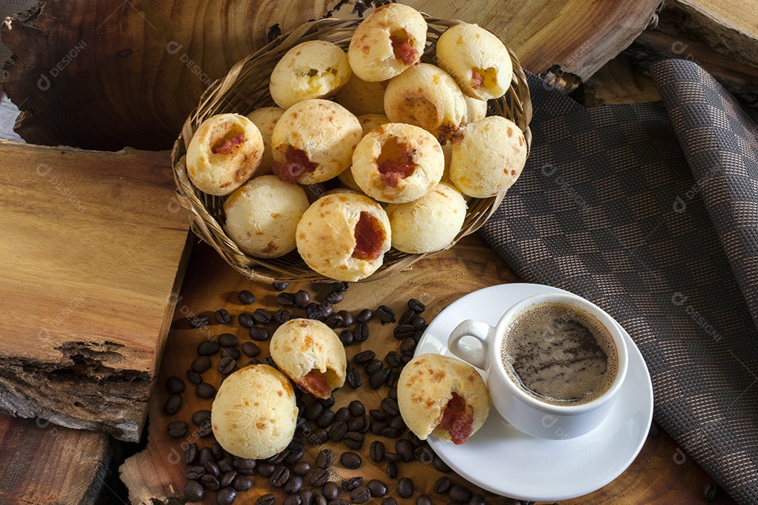 Pão de queijo recheado com calabresa