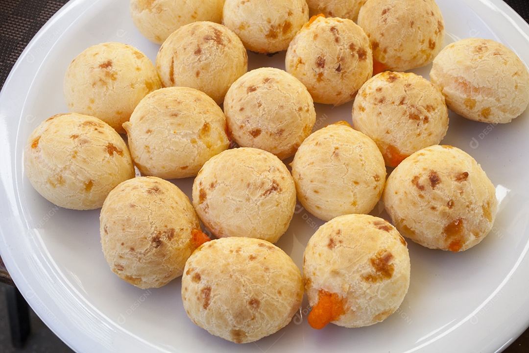 Pão de queijo com cheddar de recheio