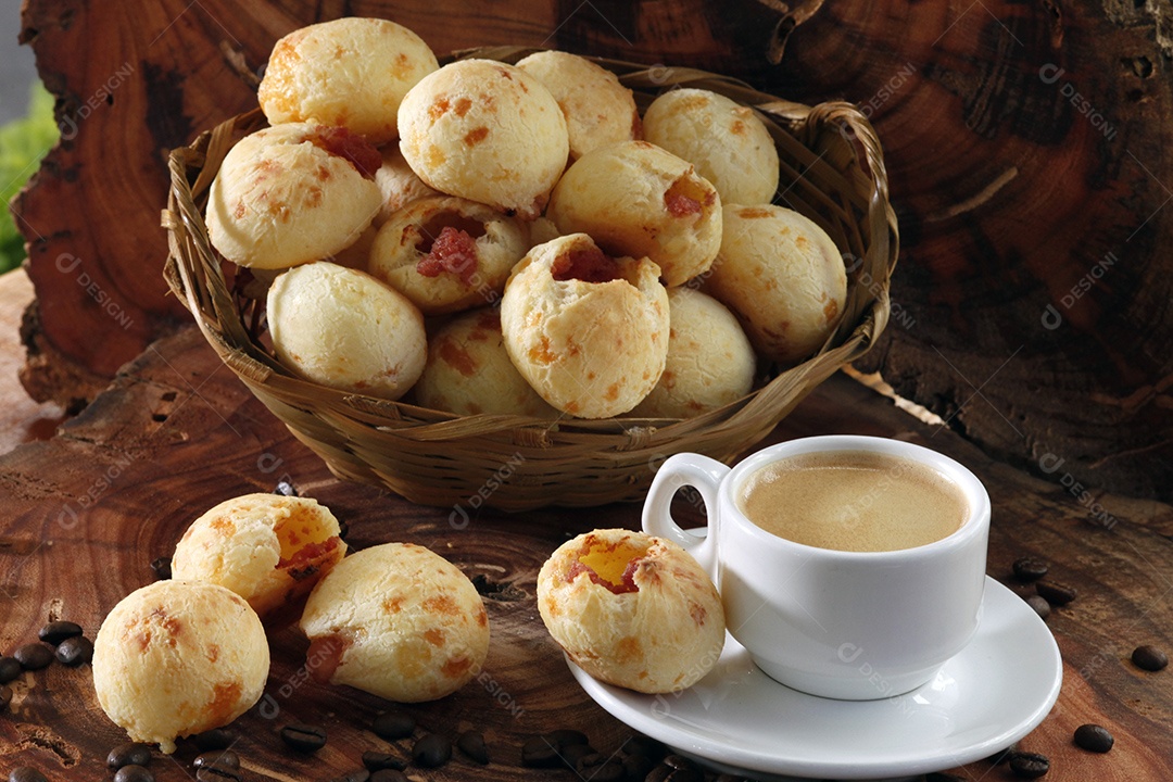 Pães de queijo com calabresa  e uma xicara de capuccino
