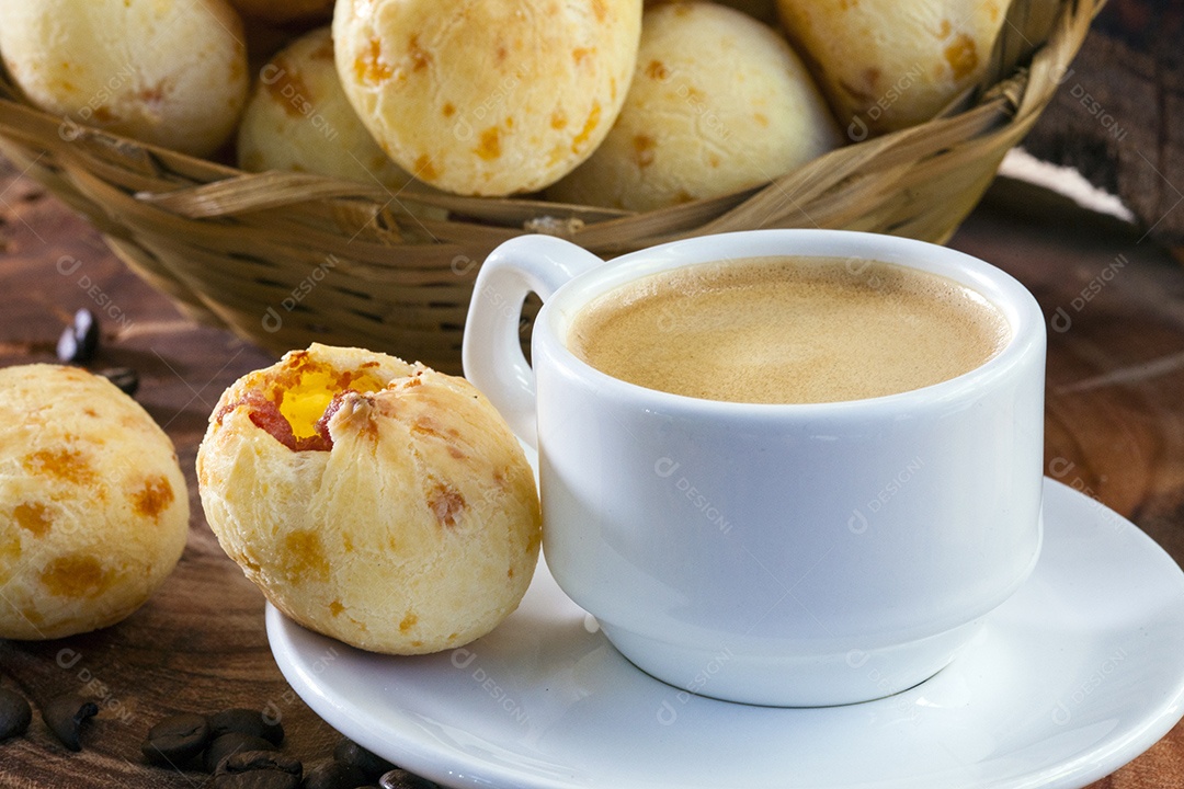 Pão de queijo de calabresa com capuccino