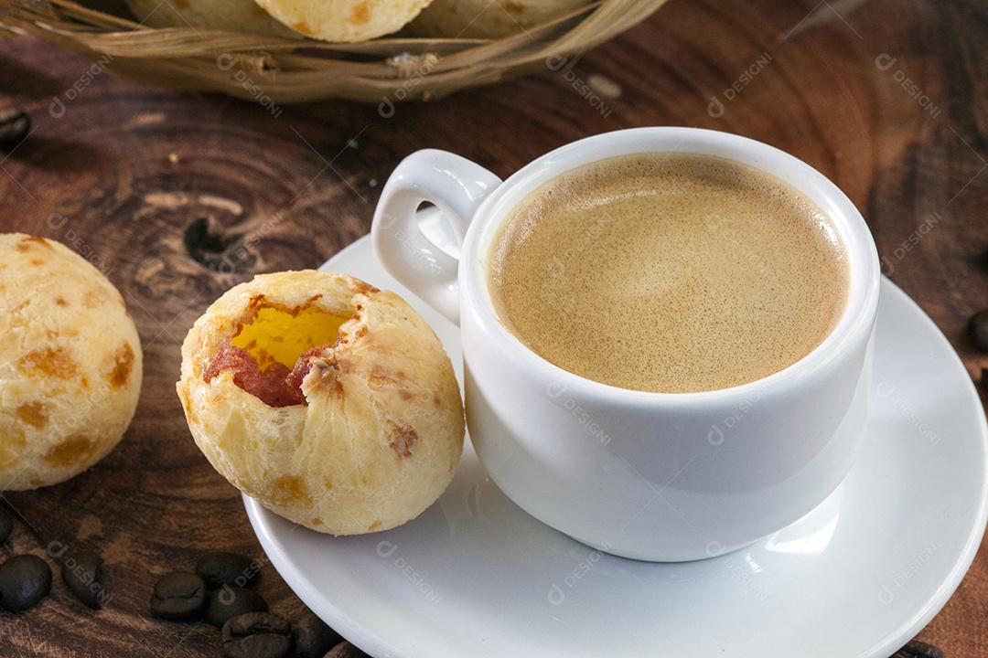 Pão de queijo com capuccino