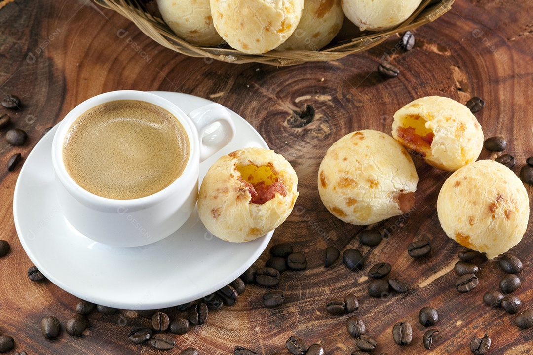 Pão de queijo com capuccino