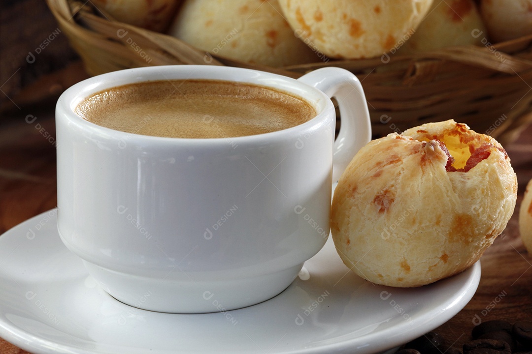 Capuccino com delicioso pão de queijo recheado de calabresa