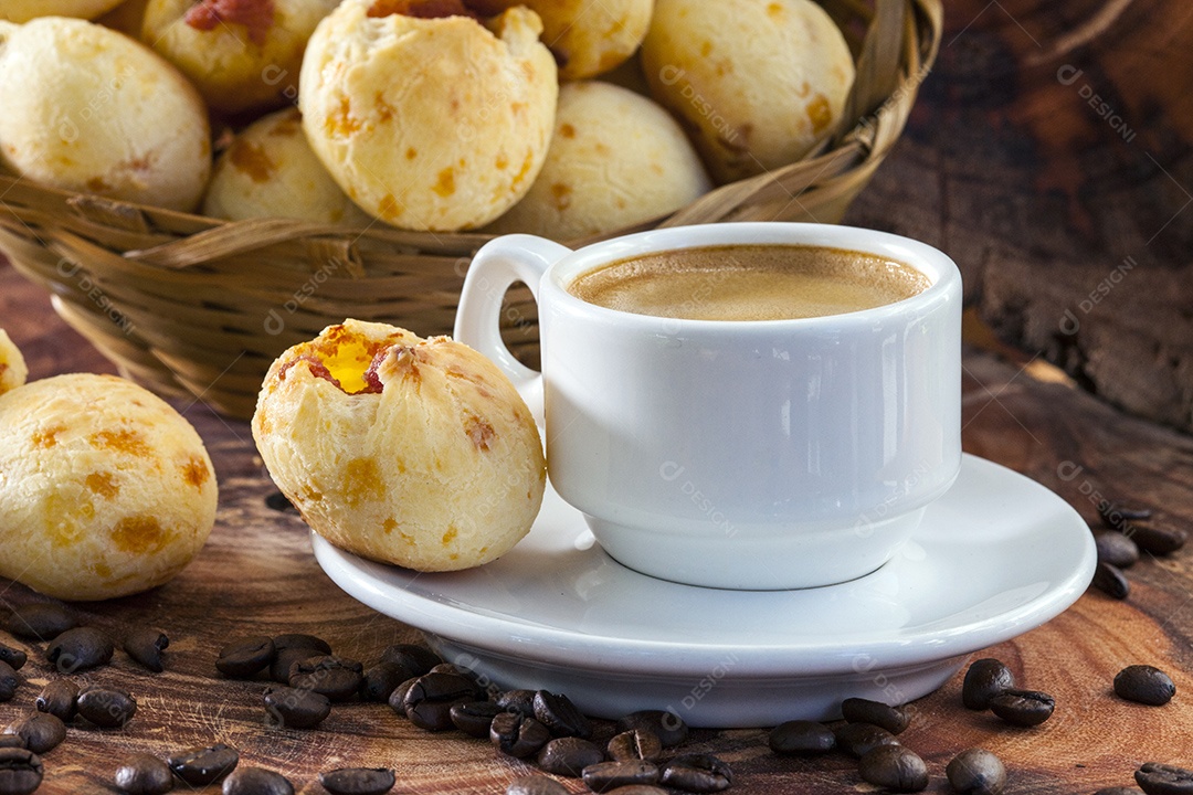 Pão de queijo com calabresa e capuccino