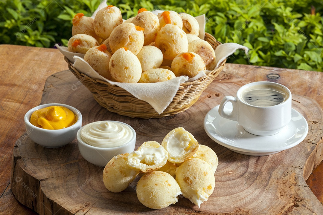 Pães de queijo com catupiry e cheddar sobre uma tabua de madeira
