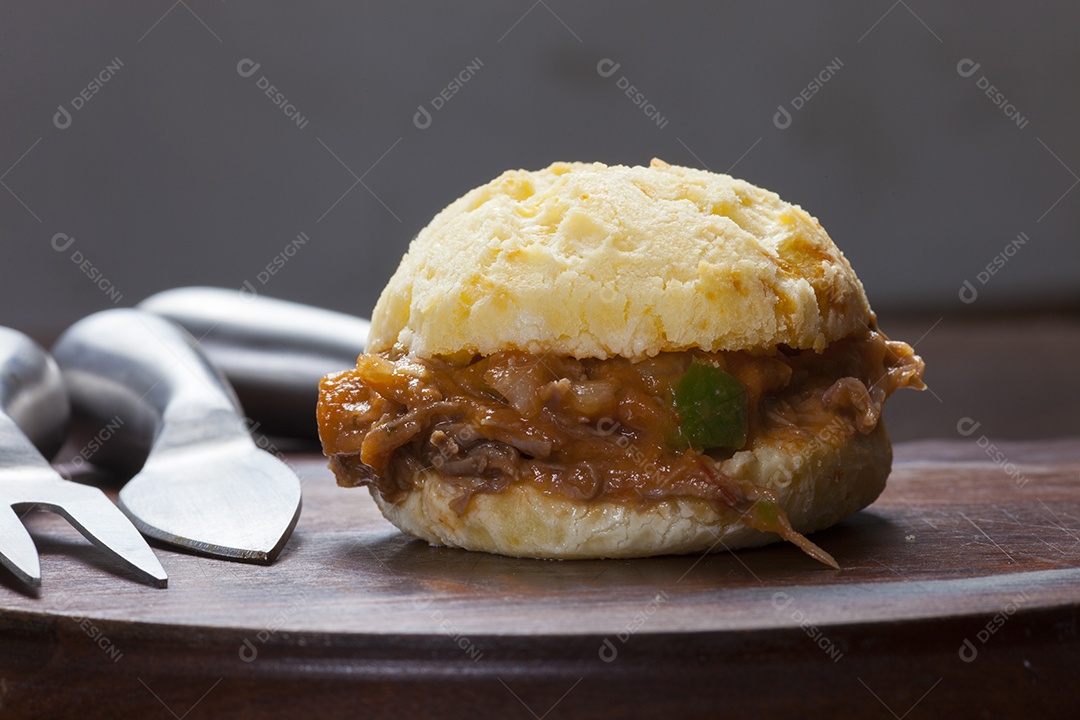 Pão de queijo recheado com carne